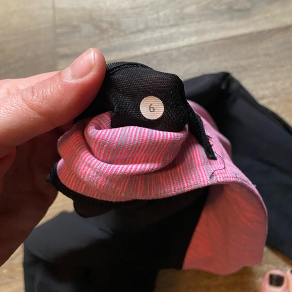 Lululemon size 6 capris. Mesh - Picture 4 of 4